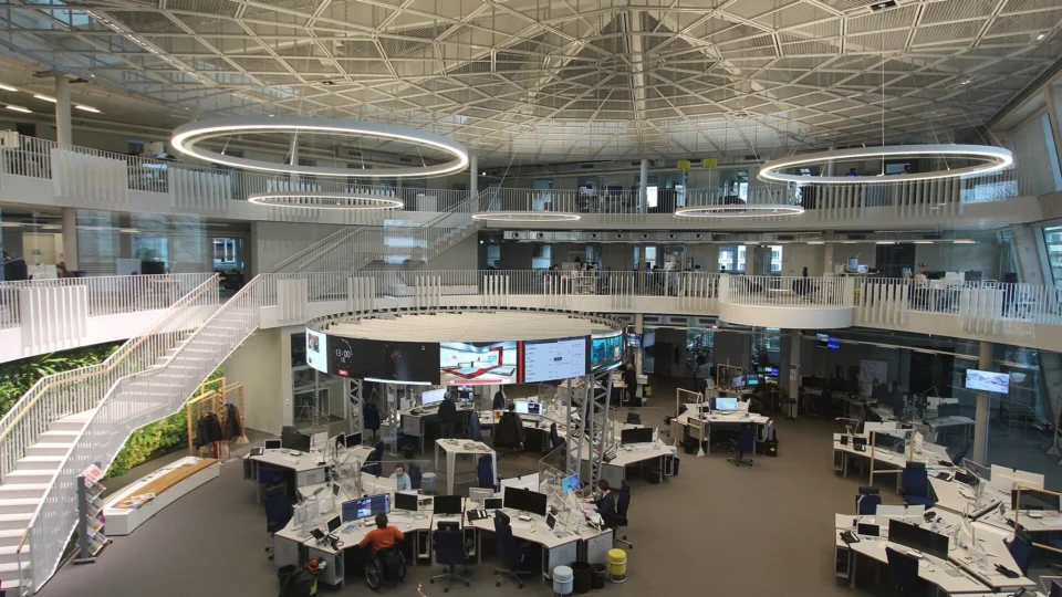 Editors at screens in the ARD-aktuell television newsroom