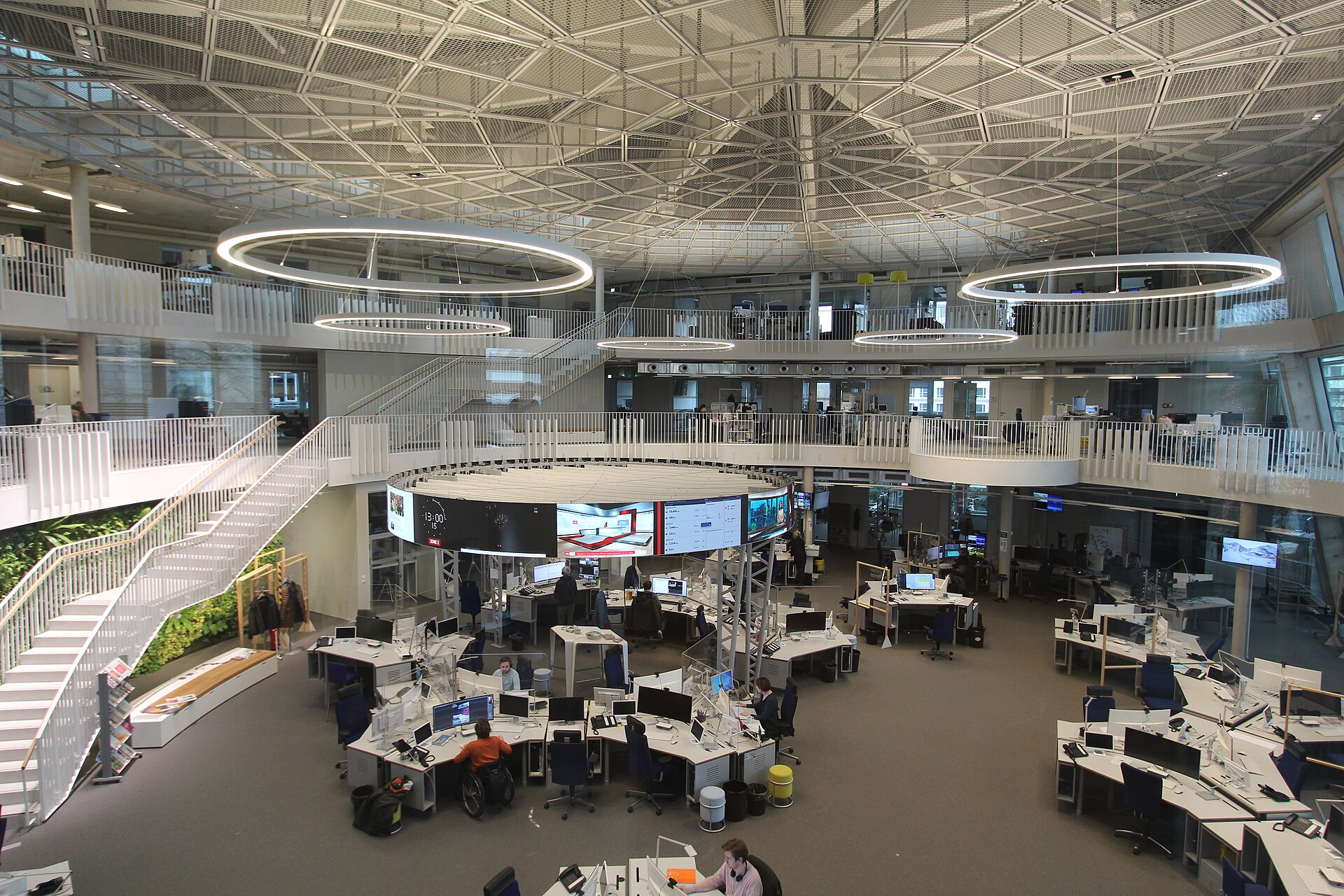 Editors at screens in the ARD-aktuell television newsroom